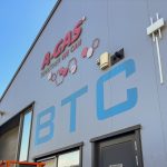 Voorgevel van BTC vrijgemaakt van oude bestickering 2331