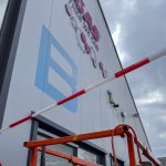 Voorgevel van BTC vrijgemaakt van oude bestickering 2337