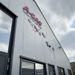Voorgevel van BTC vrijgemaakt van oude bestickering 2344
