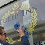Stickers verwijderen Hotel tulip 1010